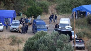 Oficiales de las fuerzas policiales participantes hablan entre ellos en la zona del embalse de Arade