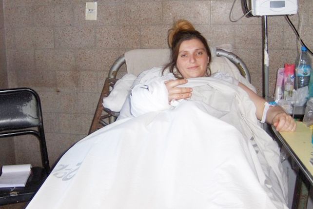Le reimplantaron la mano a una embarazada de cinco meses en un hospital público