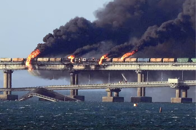 El puente de Kerch arde luego del ataque
