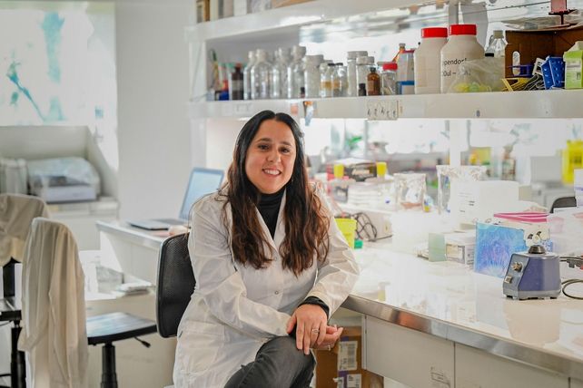 Juliana Cassataro posa en su laboratorio. Dirigió el trabajo para la vacuna Arvac.