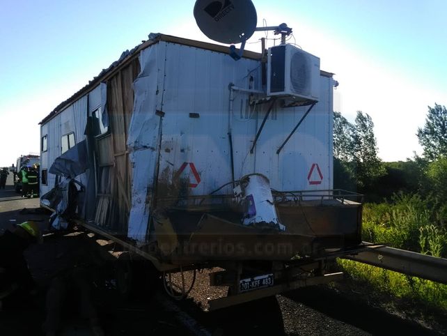 Se bajaron a la ruta y fueron embestidos, hay un muerto