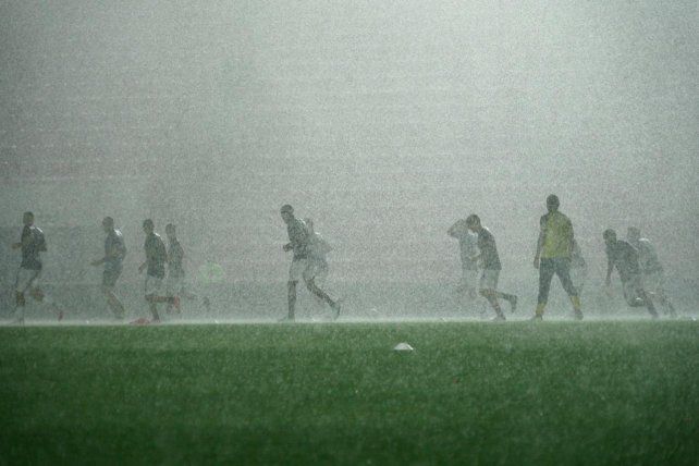 Diluvia en La Paternal en la previa del partido.