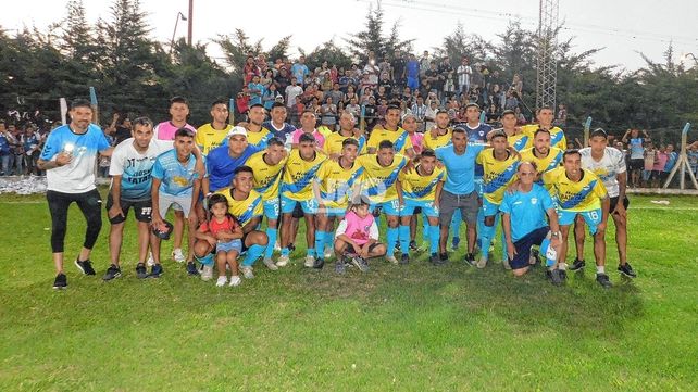 El plantel de Nuevo Horizonte que derrotó a Banco Provincial y consiguió el ascenso a la Primera A liguista.