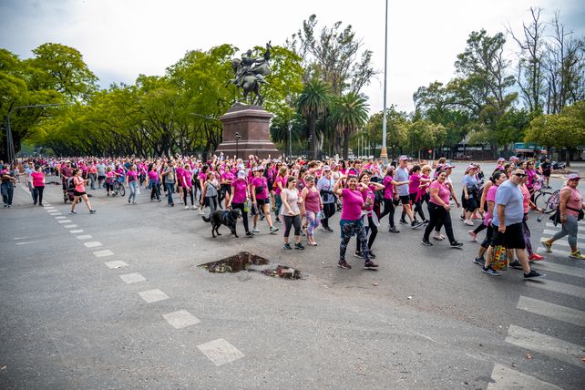 La Caminata Rosa tiene por objetivo visibilizar y concientizar sobre la importancia de prevenir el cáncer de mama.