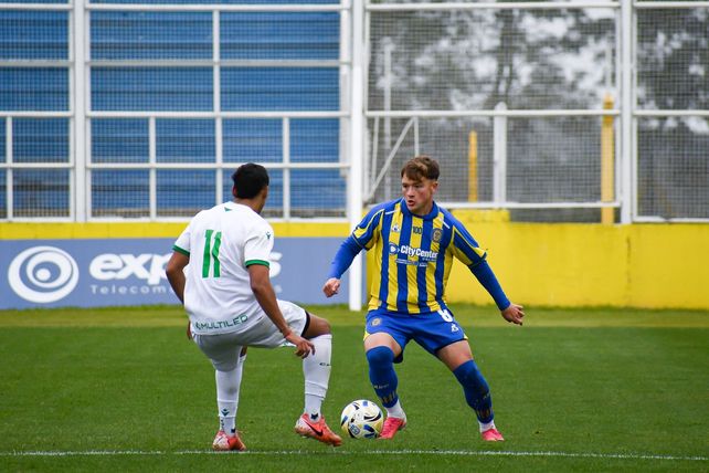 El volante central Lucas Ramos intenta maniobrar frente a la marca del jugador de Banfield.