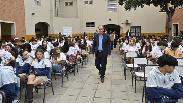 Bordet dio una charla a estudiantes sobre los 40 años de la democracia