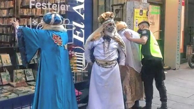 Los Reyes Magos fueron cacheados por la policía contra una vidriera