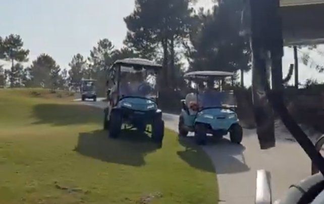 Max Verstappen siempre acelera al máximo, incluso en un carrito de golf