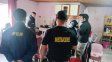 La policía allanó la vivienda del principal sospechoso. La policía allanó la vivienda del principal sospechoso.