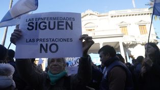 Mientras la pelea de fondo entre los sanatorios y el Iapos no se resuelve, los trabajadores quedan en medio de esa disputa sufriendo consecuencias
