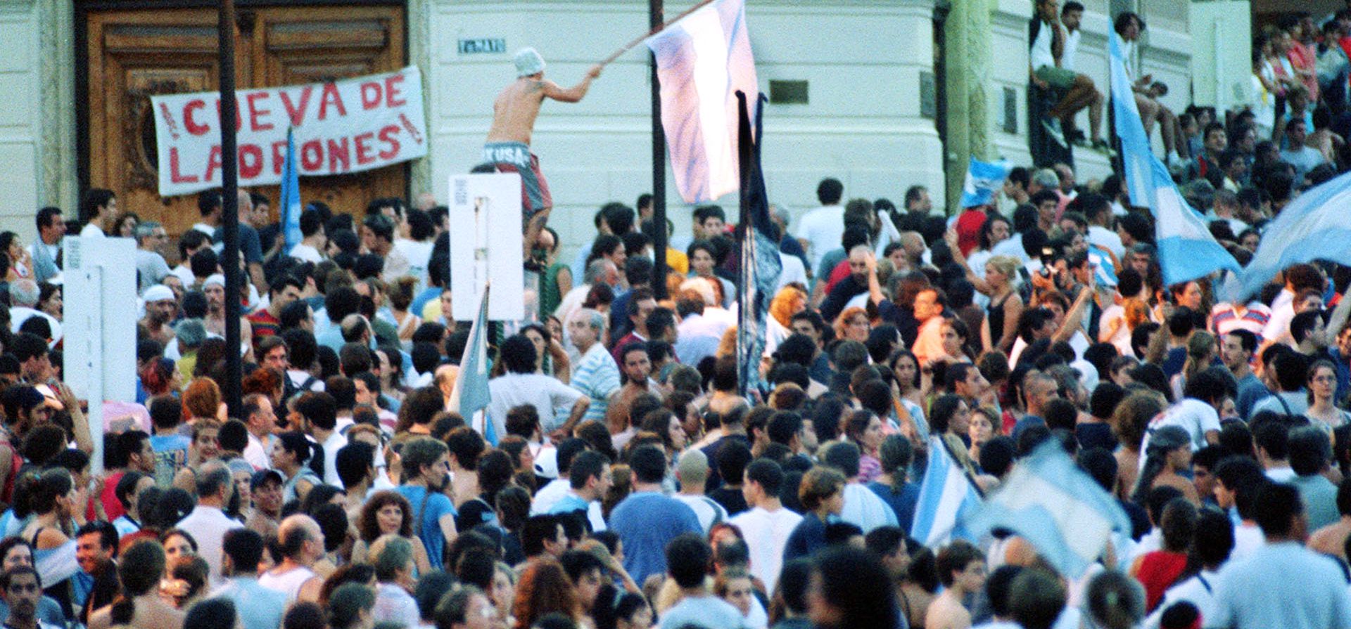20/12/01. Una  manifestación popular frente al Concejo Deliberante contra el gobierno de Fernando la Rúa con la consigna 