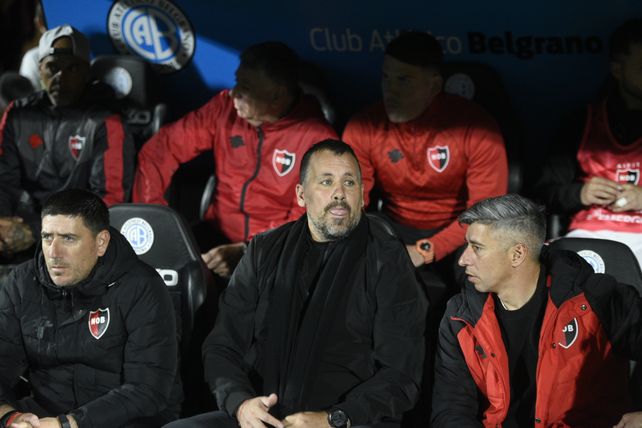 Fabbiani se volvió loco pidiendo penal para su equipo. En a juga siguiente Newell's pasó a perderlo.