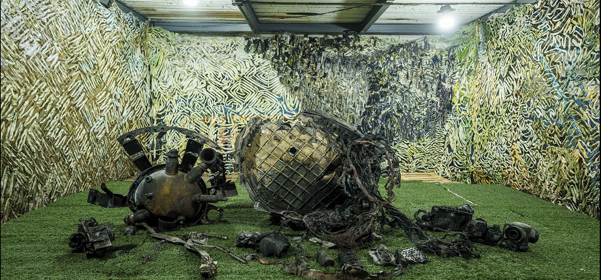 Fragmentos de un misil ruso que impactó Dnipro el 21 de noviembre vistos en un centro para análisis forenses en un sitio no divulgado, en Ucrania. (AP Foto/Evgeniy Maloletka) Fragmentos de un misil ruso que impactó Dnipro el 21 de noviembre vistos en un centro para análisis forenses en un sitio no divulgado, en Ucrania. (AP Foto/Evgeniy Maloletka)