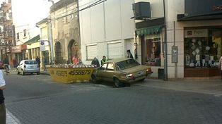 Un auto chocó un contenedor en Peatonal Norte