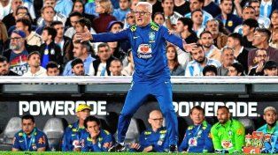 Brasil resolvió cesantear a su entrenador Dorival Junior