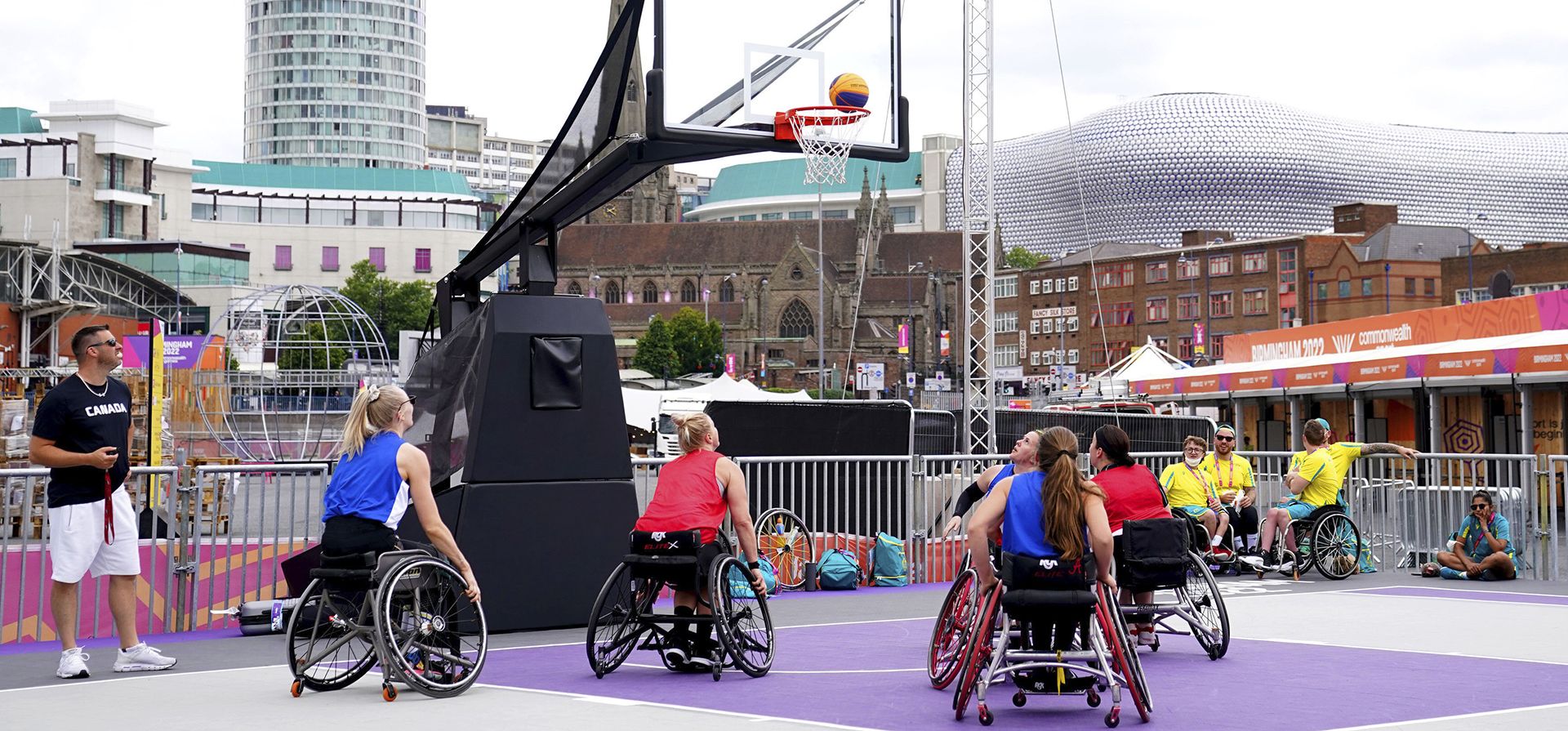 El equipo de Canadá entrena durante una práctica de baloncesto en silla de ruedas 3x3 en el sitio de Smithfield, antes de los Juegos de la Commonwealth en Birmingham, el miércoles 27 de julio de 2022.