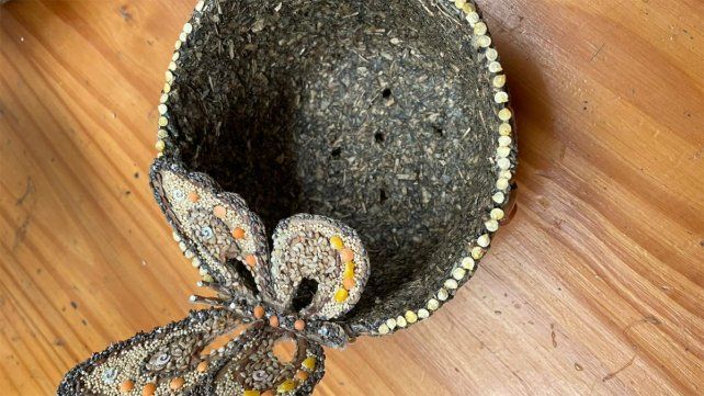 Diamante: jóvenes realizan macetas de yerba reciclada