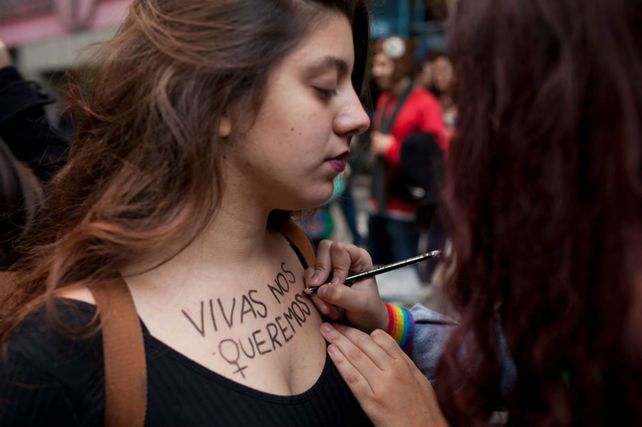 Un mismo sentir. Dos jóvenes participan de una de las tantas marchas organizadas en nuestro país contra la violencia de género.