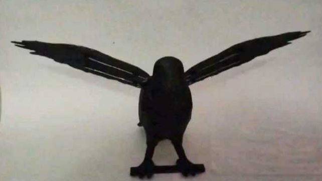El cuervo de plástico con las alas desplegadas que fabrica Fernando Medina sería más terrorífico para las palomas.  