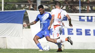Alejo Fernández maniobra ante Estrella del Sur. El volante albo es una fija en la formación de Fagiani.
