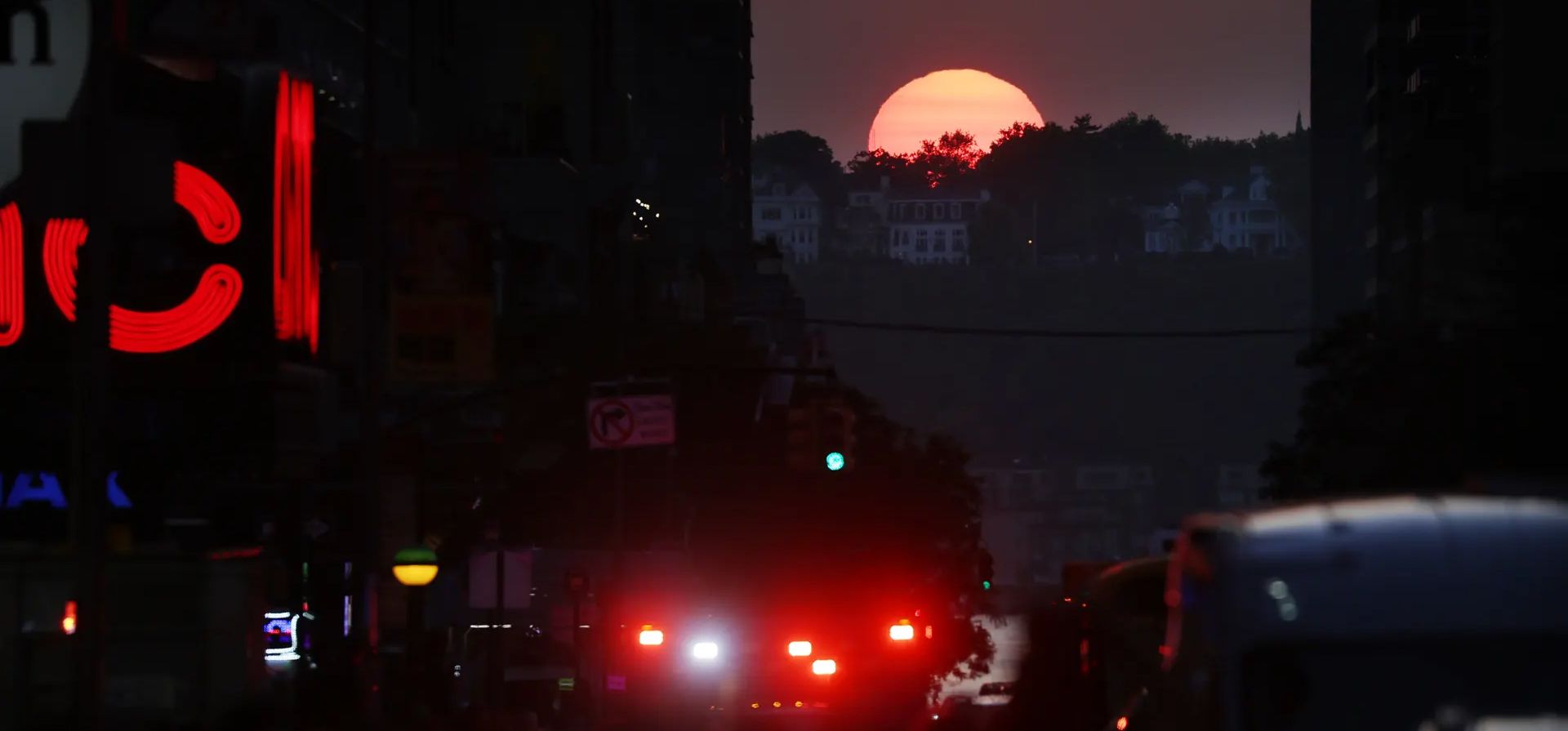 Las exhibiciones más impresionantes de Manhattanhenge ocurren durante los momentos finales de la puesta de sol. Fotografía: Spencer Platt/Getty Images