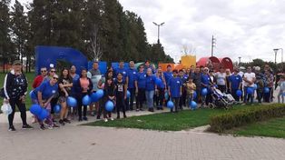 Hablemos de autismo. Numerosas personas participaron en la Caminata Azul, en Puerto General San Martín.