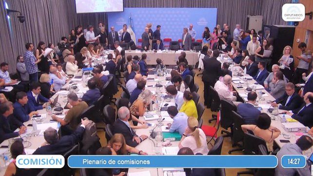 Comenzó el plenario en la Cámara de Diputados para tratar la ley de Bases y Puntos de Partida conocida como Ley Ómnibus
