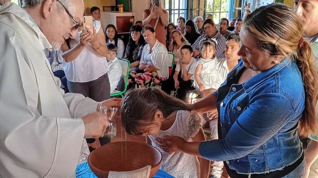 Baustismo. Se realizaron dos celebraciones en la escuela de islas.