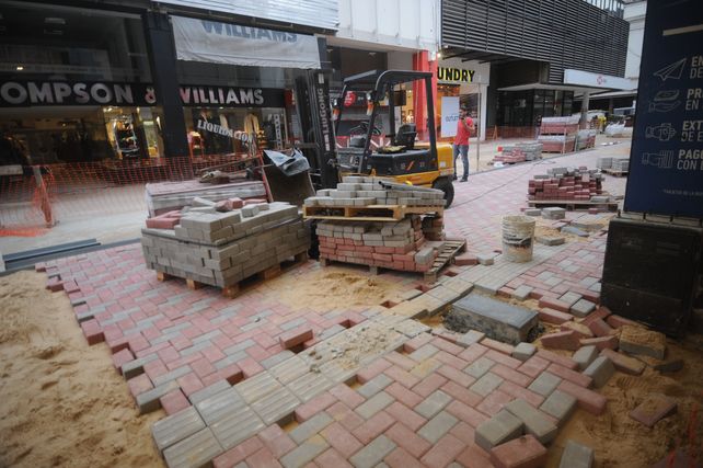 Esta vez la Municipalidad está cambiando por completo los pisos de la peatonal San Martín.