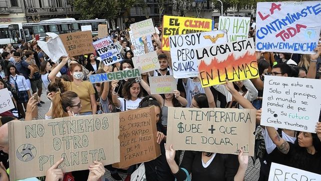 Jóvenes por el Clima en Argentina reclaman porque se respete el Acuerdo de París y se protejan los glaciares.