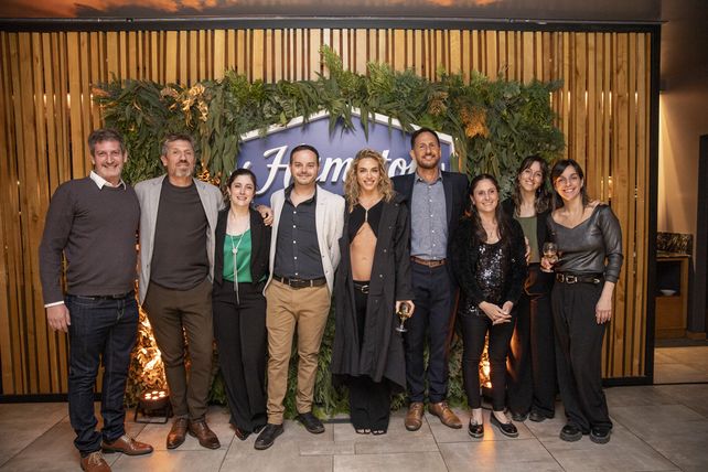 El CEO de Argenway, Lisandro Cristiá, junto al equipo de la empresa que fue parte del desarrollo del Hampton by Hilton Bariloche.