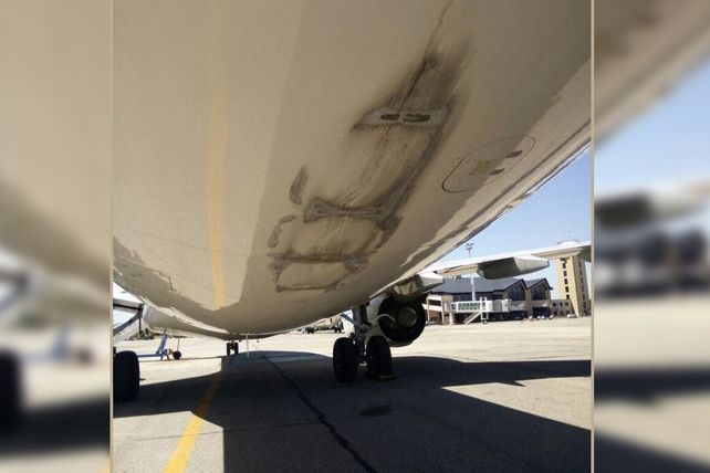 Así quedó el avión de Aerolíneas Argentinas que sufrió el golpe al aterrizar en Bariloche.&nbsp;