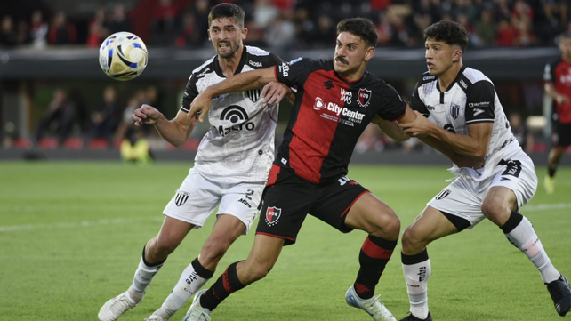 Matías Cóccaro disputa con todo la pelota. Newells ganó con los dientes apretados.