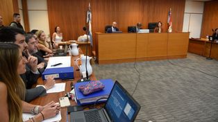 Primer día del juicio por el crimen del ex concejal Eduardo Trasante. El tribunal, los fiscales y la querella en la sala de audiencias. 