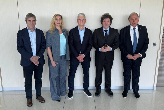 Javier Milei y la comitiva que lo acompañó durante su nuevo viaje a Estados Unidos.