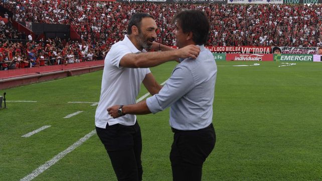 El DT de Newells Javier Sanguinetti se saluda con Juan Manuel Azconzábal