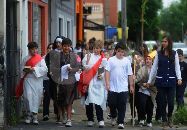 Recorrido. Los chicos de 4º y 5º grados salieron a las calles del barrio caracterizados de santos / Foto: José Busiemi - Uno Santa Fe