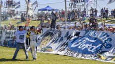 Adiós. El piloto de Ford recibió ayer el aliento especialmente de La 4, la hinchada oficial del Óvalo que verá hoy por última vez al Gurí arriba de un Ford. Adiós. El piloto de Ford recibió ayer el aliento especialmente de La 4, la hinchada oficial del Óvalo que verá hoy por última vez al Gurí arriba de un Ford.