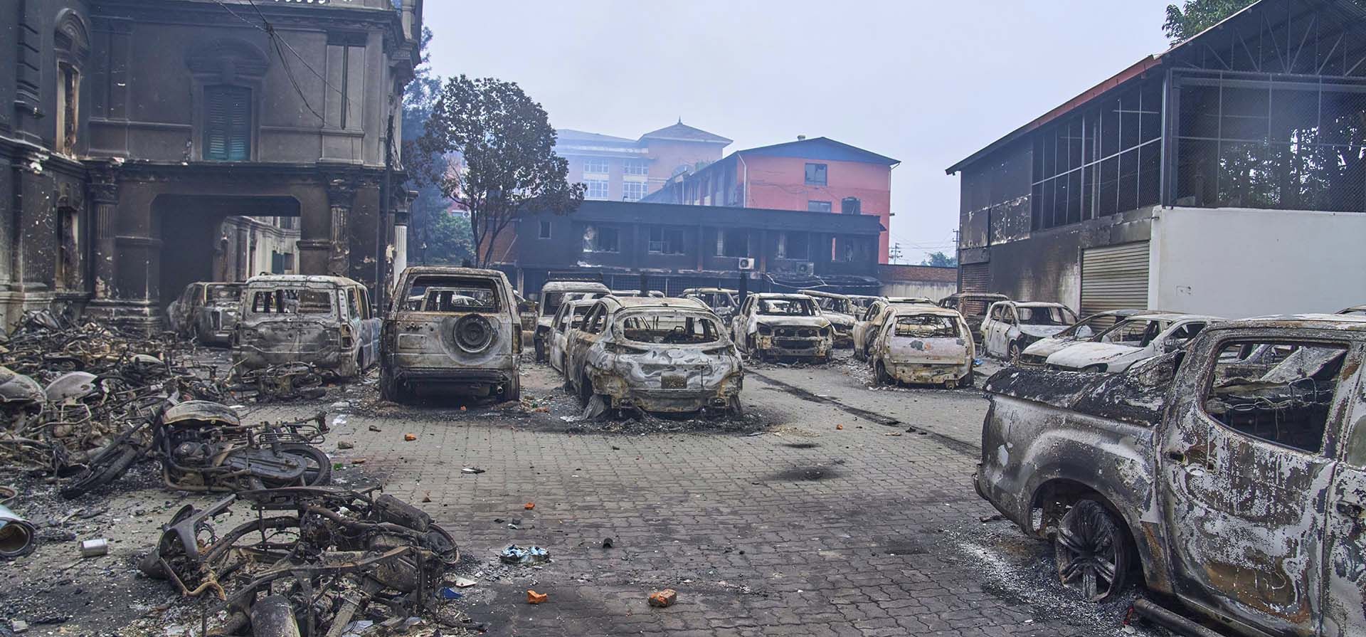 Vehículos quemados en la oficina vandalizada del Departamento de Carreteras en Katmandú, Nepal, el miércoles 10 de septiembre de 2025. (Foto AP/Niranjan Shrestha) Vehículos quemados en la oficina vandalizada del Departamento de Carreteras en Katmandú, Nepal, el miércoles 10 de septiembre de 2025. (Foto AP/Niranjan Shrestha)