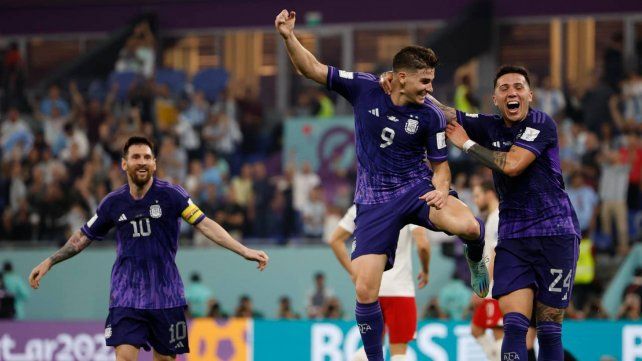 Julián Alvarez festeja junto a Enzo Fernández el segundo gol argentino ante Polonia. El equipo liderado por Lionel Messi jugará este sábado ante Australia.