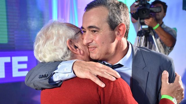 El candidato a intendente Pablo Javkin se fundió en un emotivo abrazo con su padre