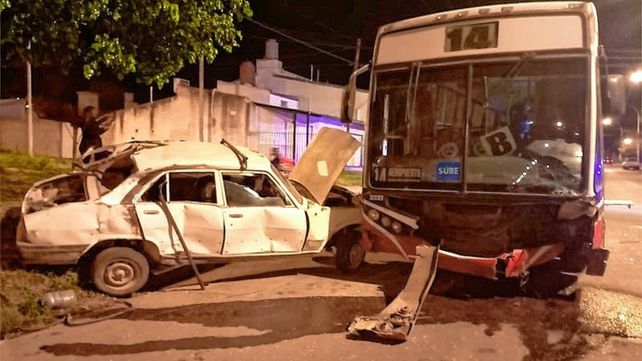Choque violento entre un colectivo y un auto