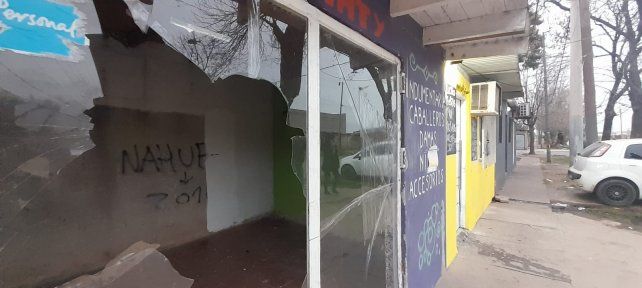 Un local vacío terminó con sus vidrios destrozados por los tiros disparados contra la casa de Zoe.
