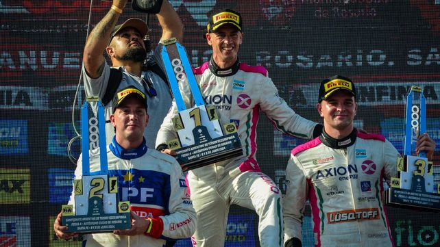 Leonel Pernía celebra con el trofeo monumental en el podio de Rosario. El campeón es cada vez más líder del TC 2000.