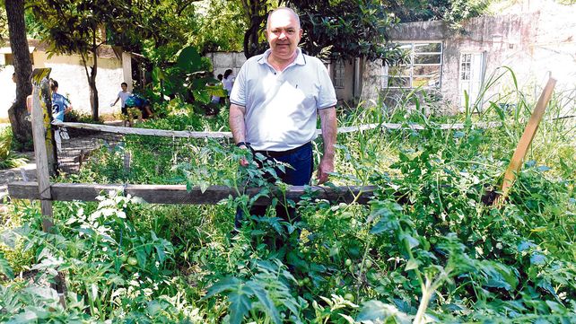 Rodeado de alumnos y plantas. Así es como Daniel Loyola siente que es la mejor manera de aprender y enseñar. Y dice que si volviera a nacer elegiría otra vez la docencia.