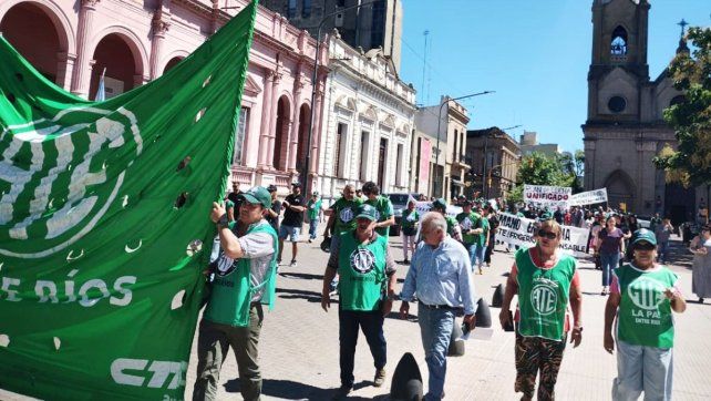 “Los trabajadores se endeudan para vivir”