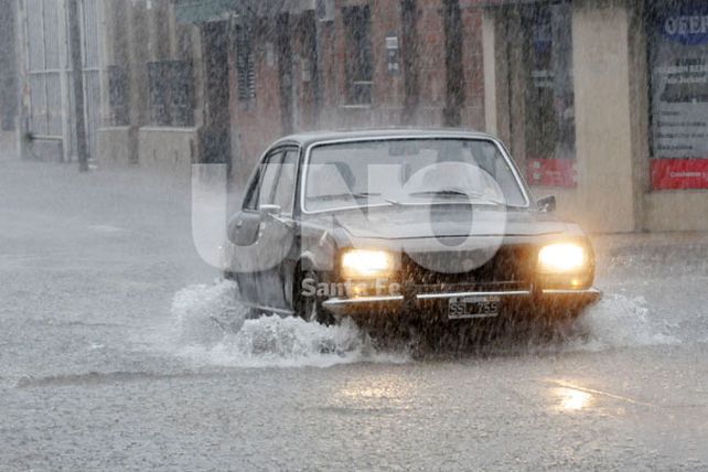 Una copiosa e intensa lluvia castigó el mediodía santafesino