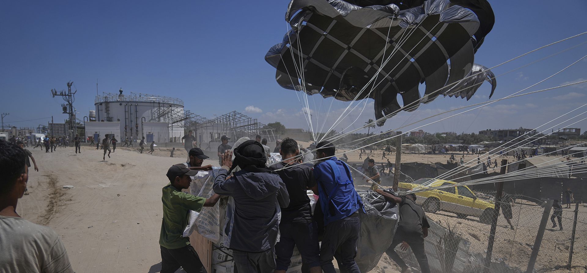 Palestinos se apresuran a recoger la ayuda humanitaria lanzada en paracaídas sobre Deir al-Balah, en el centro de la Franja de Gaza, el martes 5 de agosto de 2025. (Foto AP/Abdel Kareem Hana) Palestinos se apresuran a recoger la ayuda humanitaria lanzada en paracaídas sobre Deir al-Balah, en el centro de la Franja de Gaza, el martes 5 de agosto de 2025. (Foto AP/Abdel Kareem Hana)