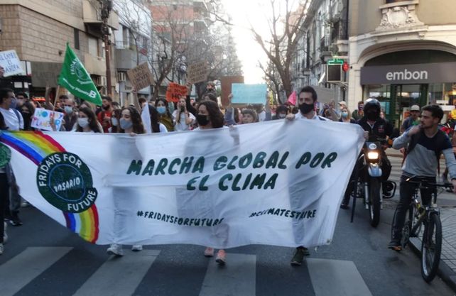 La marcha global por el clima del año pasado se repite este año. Convoca a las 17 en Oroño y Córdoba. Irá hacia el Monumento donde habrá cierre con feria y bandas en vivo.