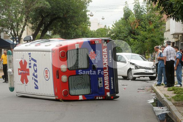 Una ambulancia volcó en un choque en Francia y Santiago del Estero